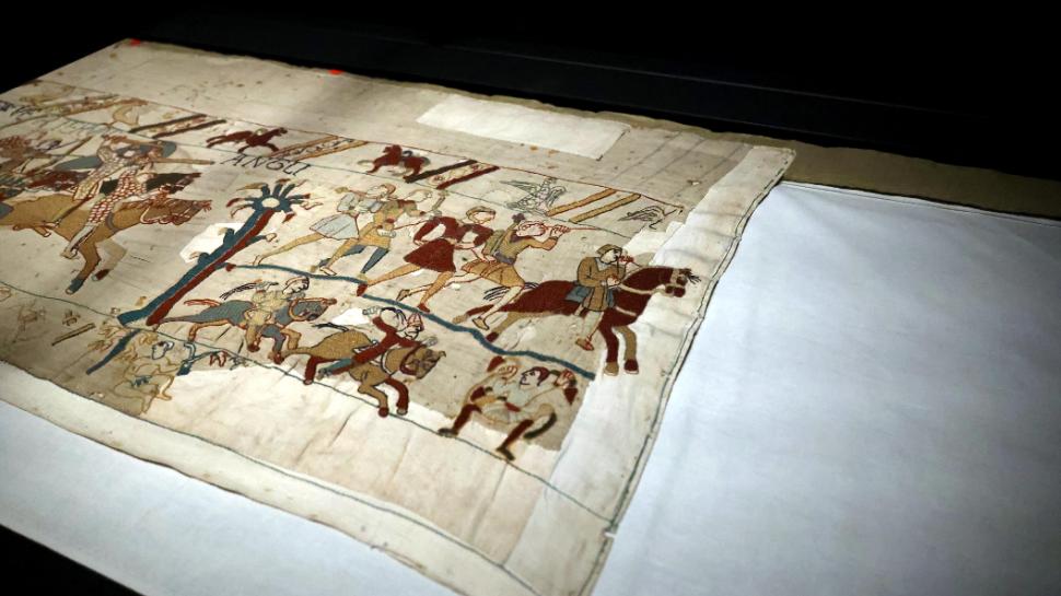 Primele imagini cu Tapiseria de la Bayeux expusă în British Museum: E fixată pentru prima dată întinsă pe o suprafață plană 1098878