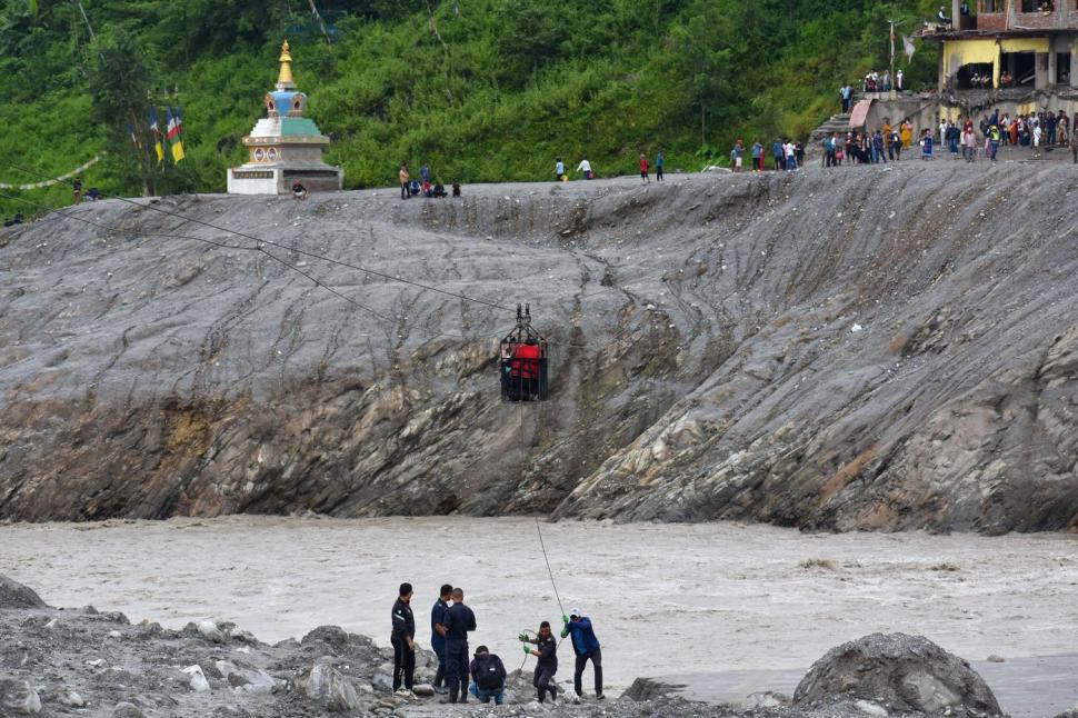Salvare miraculoasă în Nepal: Doi muncitori au fost scoși în viață dintr-un tunel al unei hidrocentrale, la 9 zile după dezastru 1099068