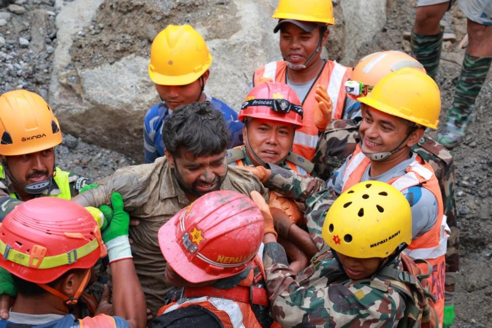 Salvare miraculoasă în Nepal: Doi muncitori au fost scoși în viață dintr-un tunel al unei hidrocentrale, la 9 zile după dezastru 1099072