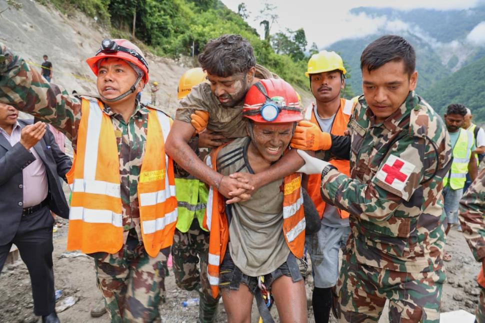 Salvare miraculoasă în Nepal: Doi muncitori au fost scoși în viață dintr-un tunel al unei hidrocentrale, la 9 zile după dezastru 1099074