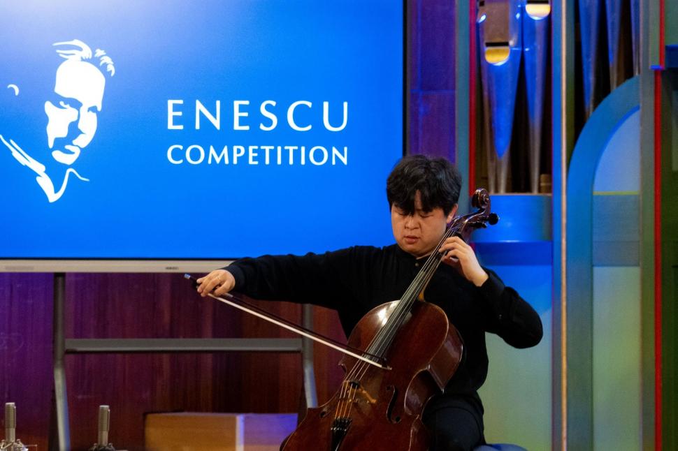 Șase tineri violonceliști s-au calificat în semifinala Concursului Internaţional George Enescu 2026. Care este premiera acestei ediții 1099148