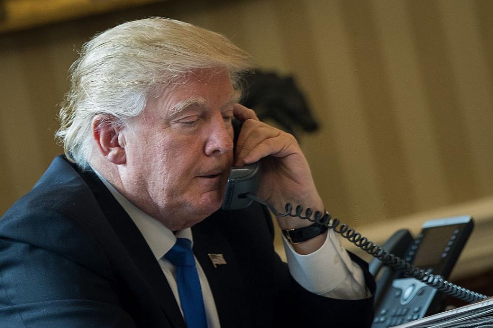 Trump vorbește la telefon