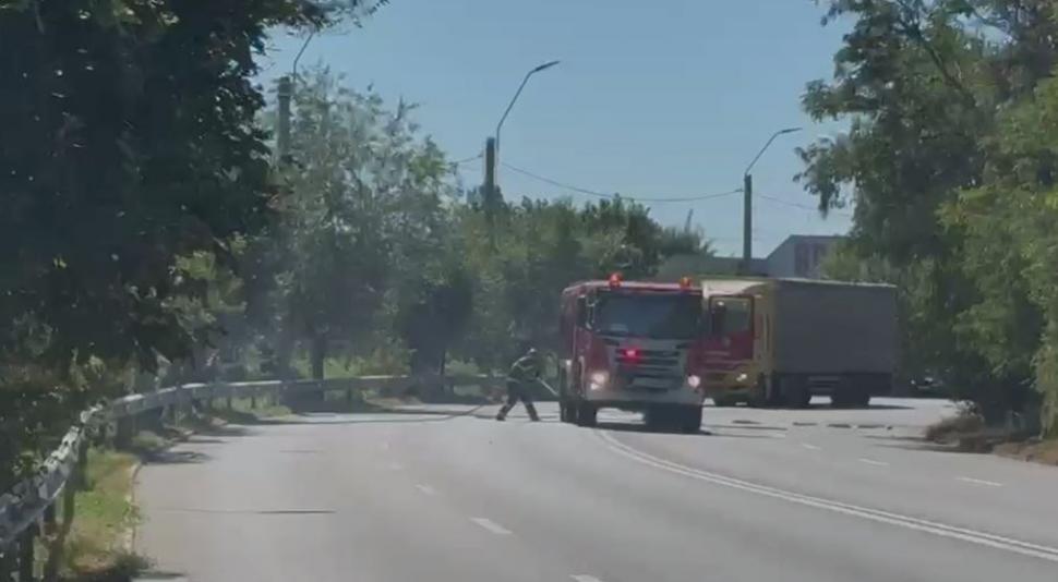 Incendiu violent de vegetație la intrarea în Brăila dinspre Galați. Traficul pe DN22 B a fost deviat 1099472