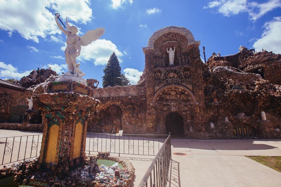 Timp de 42 de ani, un preot a muncit la construcția unui altar, folosind pietre preţioase şi peste 100 de vagoane încărcate cu piatră 1099478