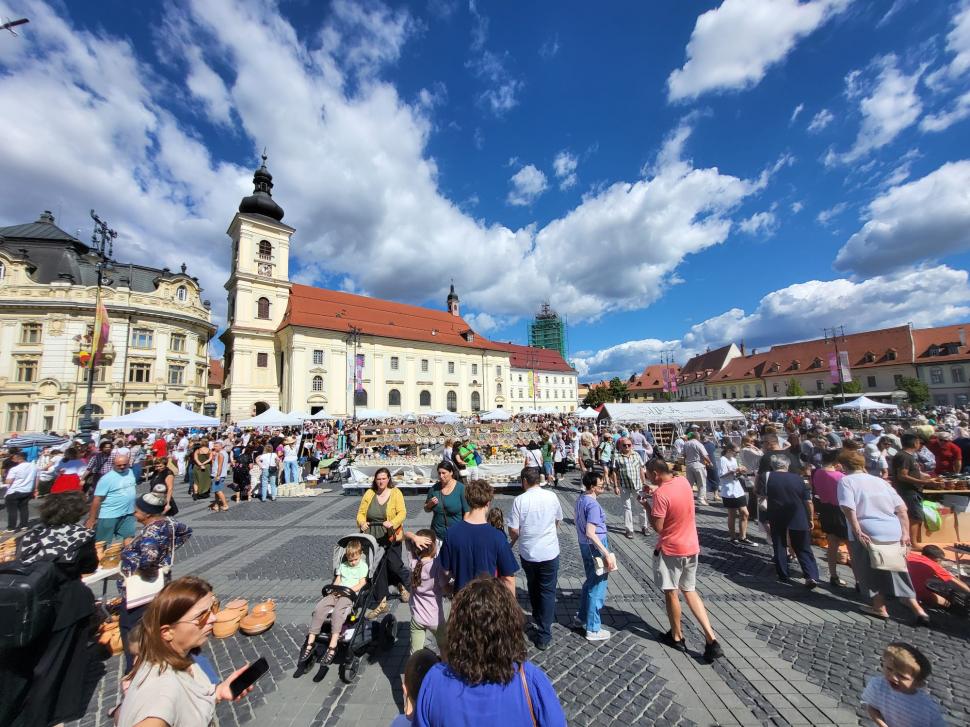 De 60 ani, toamna începe la Sibiu cu Târgul Olarilor. Meșteri olari din toată țara și-au expus creațiile în Piața Mare în acest weekend 1099595