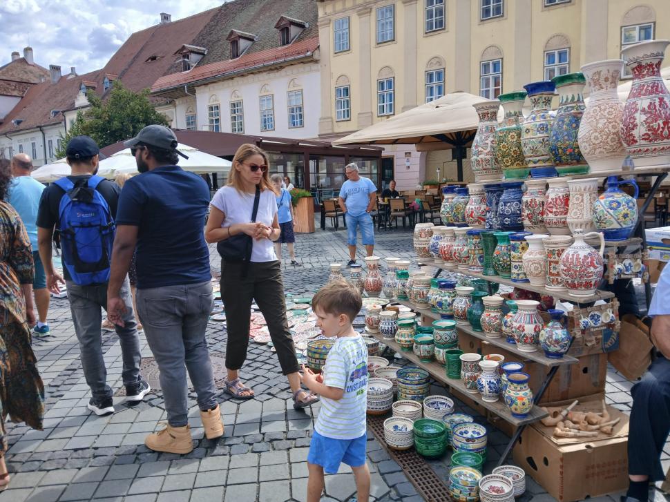 De 60 ani, toamna începe la Sibiu cu Târgul Olarilor. Meșteri olari din toată țara și-au expus creațiile în Piața Mare în acest weekend 1099597