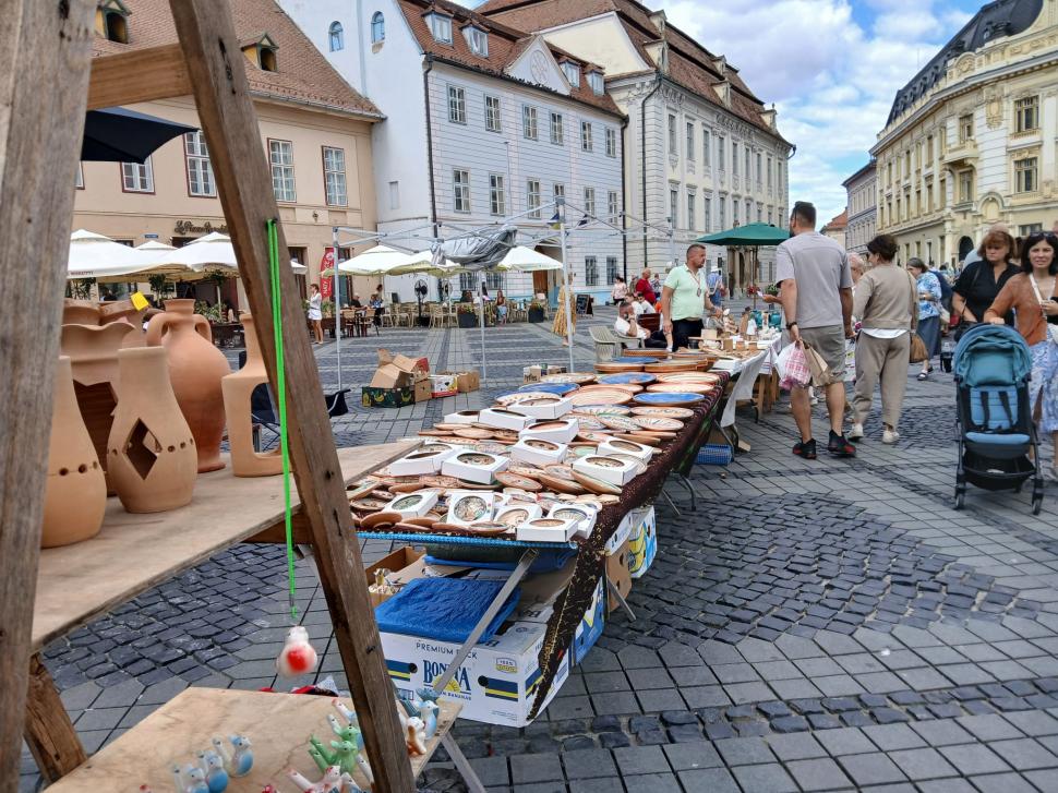 De 60 ani, toamna începe la Sibiu cu Târgul Olarilor. Meșteri olari din toată țara și-au expus creațiile în Piața Mare în acest weekend 1099598