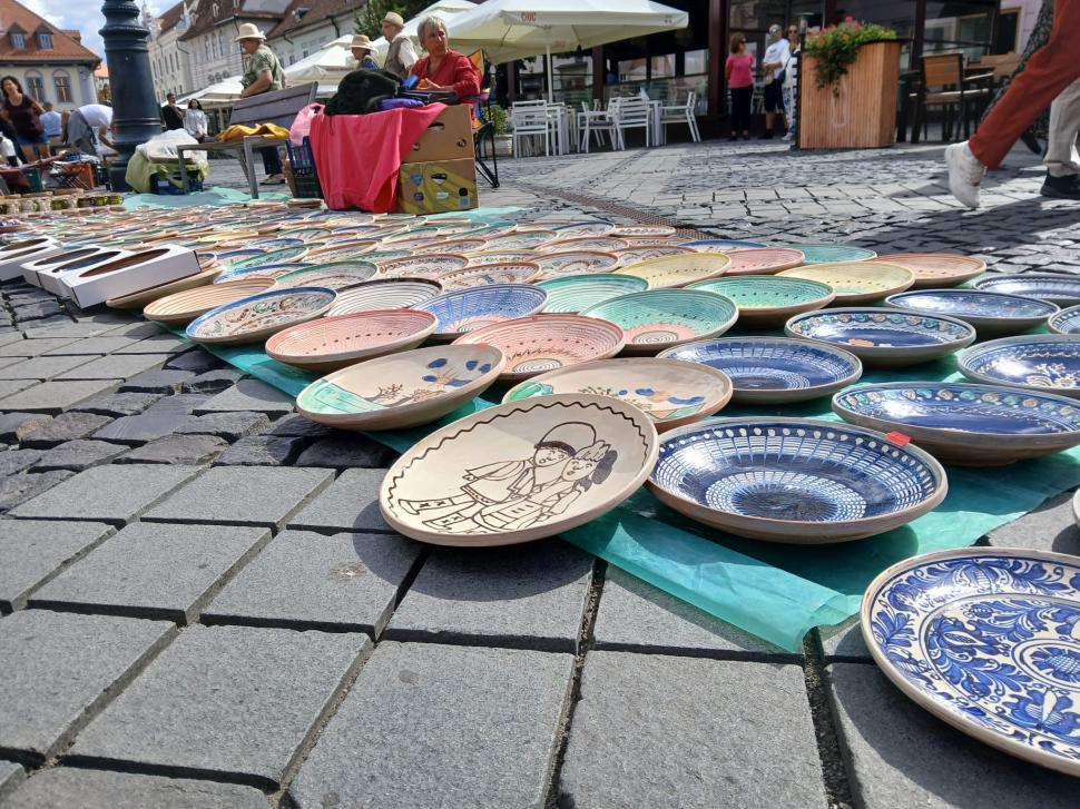 De 60 ani, toamna începe la Sibiu cu Târgul Olarilor. Meșteri olari din toată țara și-au expus creațiile în Piața Mare în acest weekend 1099600