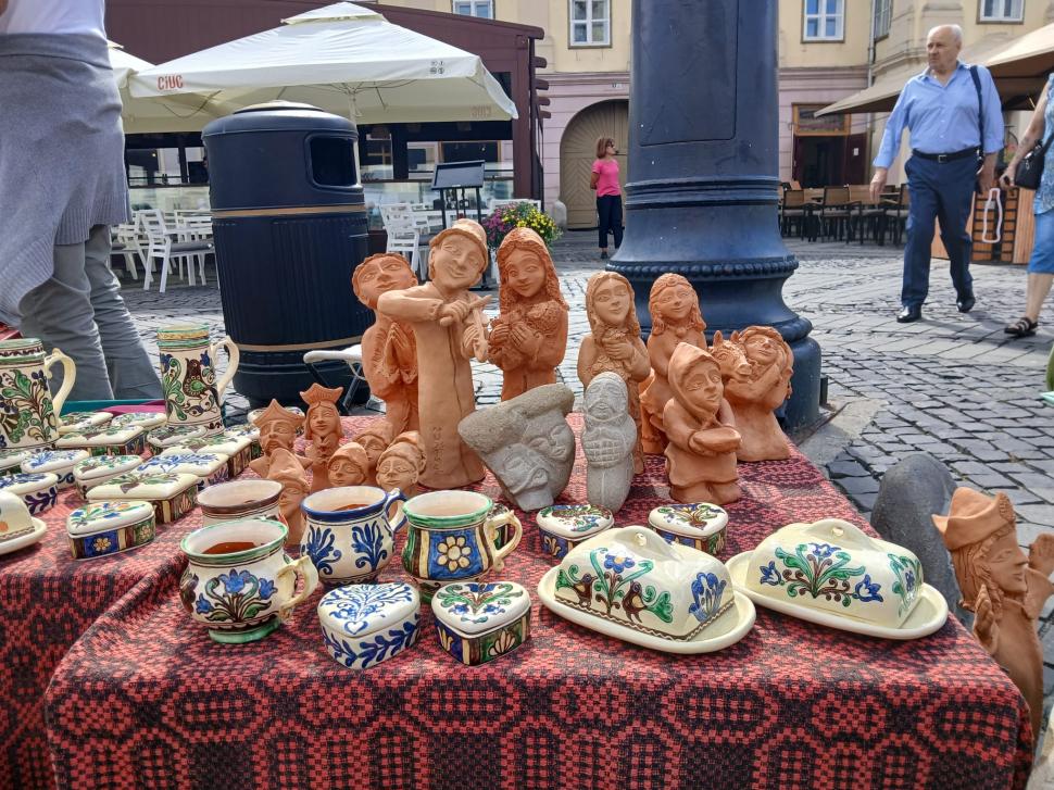 De 60 ani, toamna începe la Sibiu cu Târgul Olarilor. Meșteri olari din toată țara și-au expus creațiile în Piața Mare în acest weekend 1099601