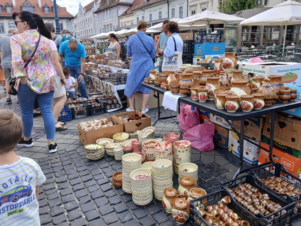 De 60 ani, toamna începe la Sibiu cu Târgul Olarilor. Meșteri olari din toată țara și-au expus creațiile în Piața Mare în acest weekend 1099604