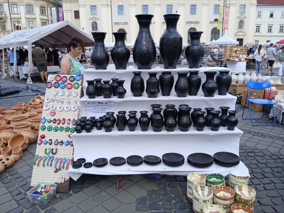 De 60 ani, toamna începe la Sibiu cu Târgul Olarilor. Meșteri olari din toată țara și-au expus creațiile în Piața Mare în acest weekend 1099605