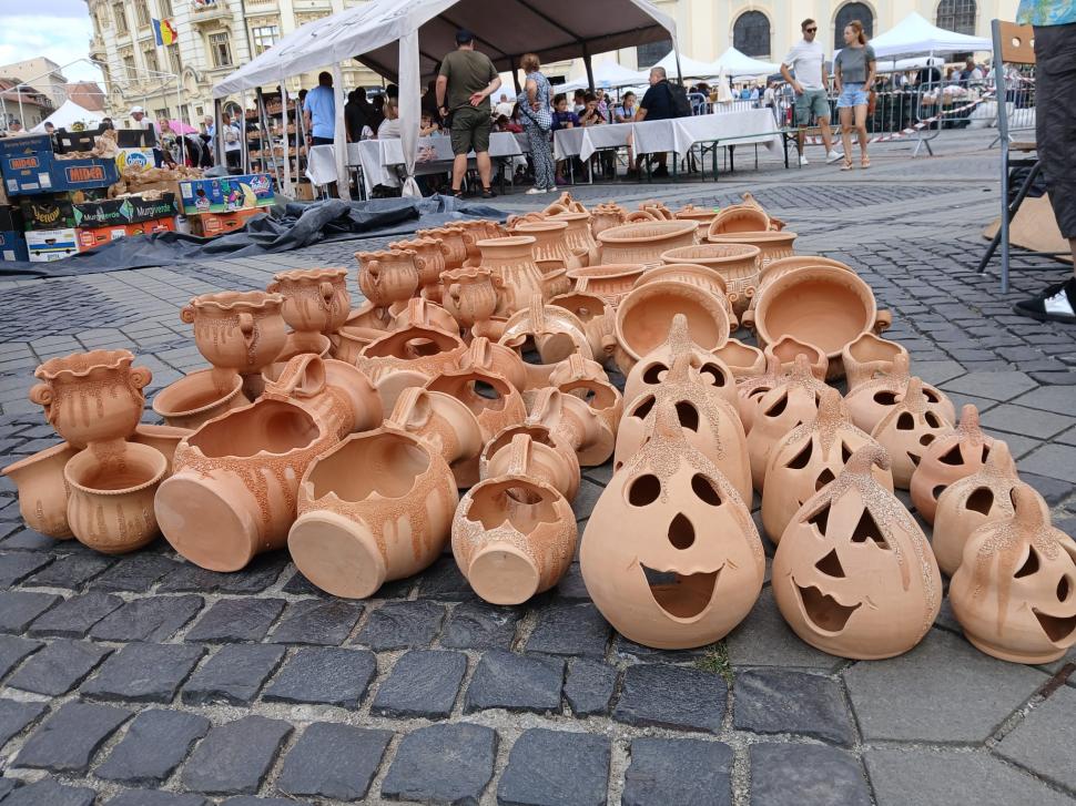 De 60 ani, toamna începe la Sibiu cu Târgul Olarilor. Meșteri olari din toată țara și-au expus creațiile în Piața Mare în acest weekend 1099606