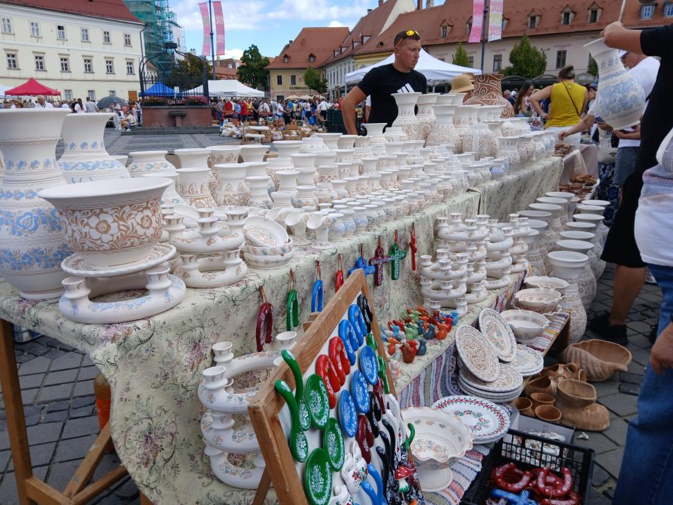 De 60 ani, toamna începe la Sibiu cu Târgul Olarilor. Meșteri olari din toată țara și-au expus creațiile în Piața Mare în acest weekend 1099607