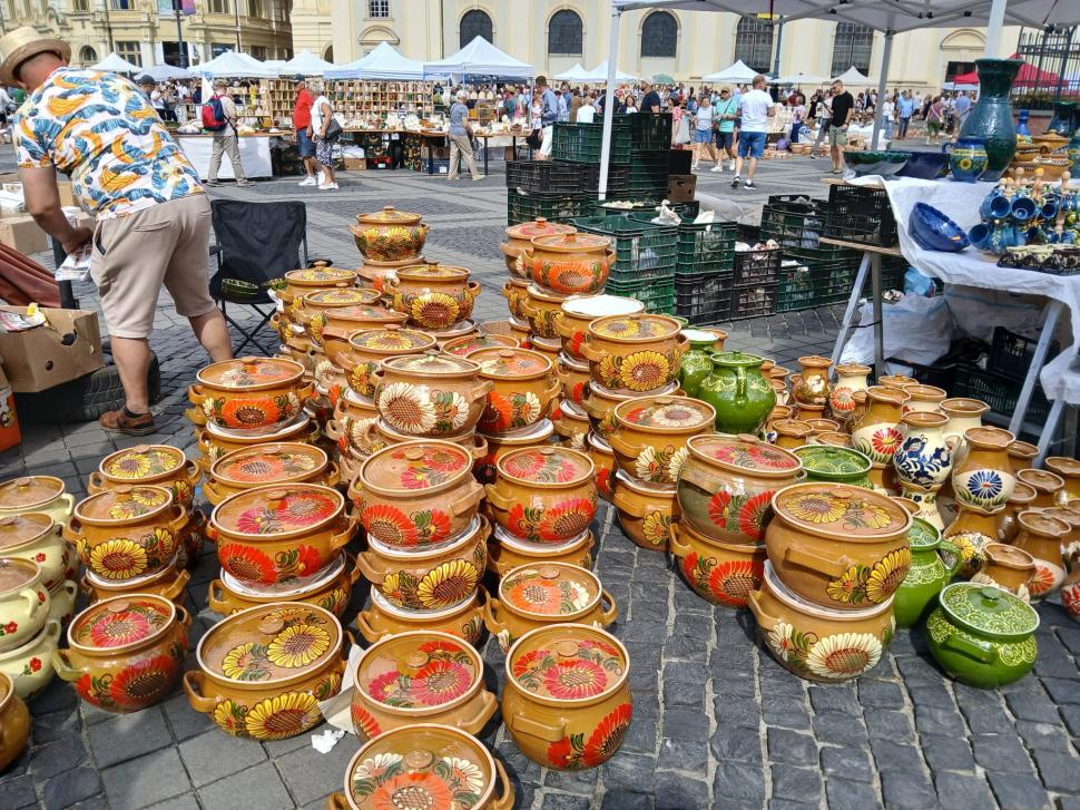 De 60 ani, toamna începe la Sibiu cu Târgul Olarilor. Meșteri olari din toată țara și-au expus creațiile în Piața Mare în acest weekend 1099610