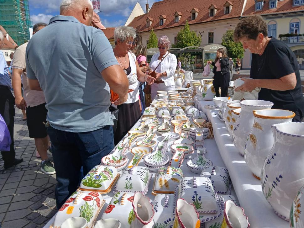 De 60 ani, toamna începe la Sibiu cu Târgul Olarilor. Meșteri olari din toată țara și-au expus creațiile în Piața Mare în acest weekend 1099612