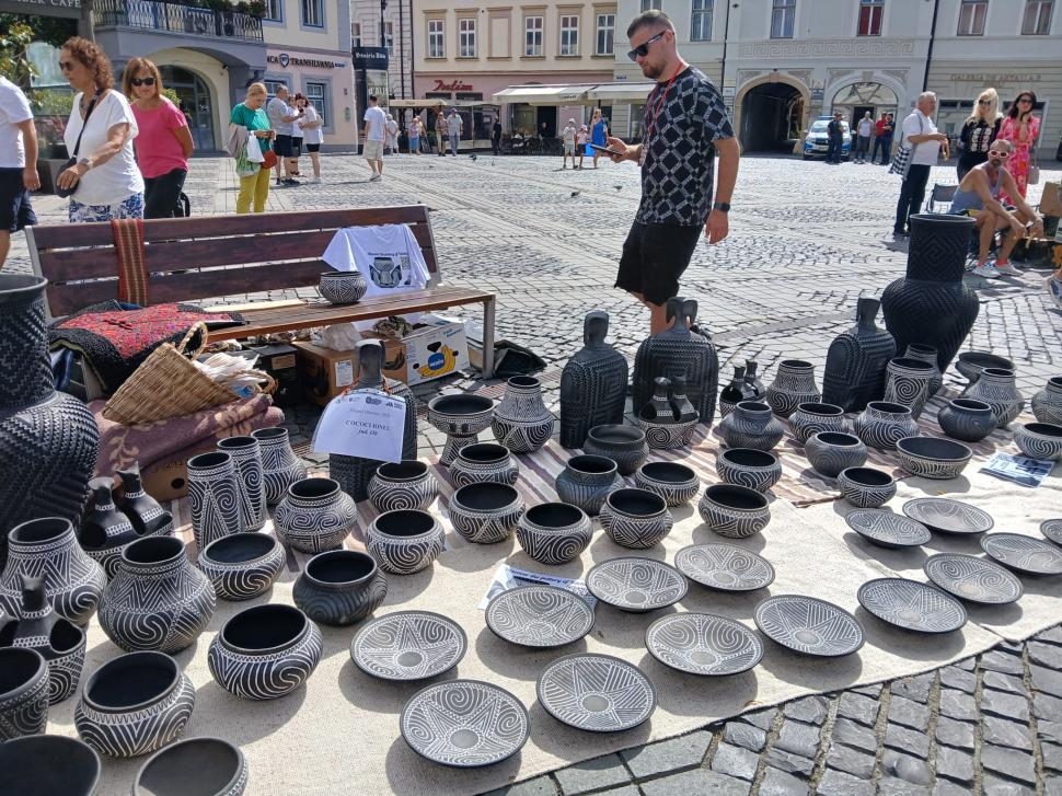 De 60 ani, toamna începe la Sibiu cu Târgul Olarilor. Meșteri olari din toată țara și-au expus creațiile în Piața Mare în acest weekend 1099613