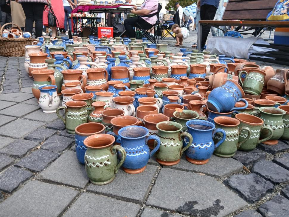 De 60 ani, toamna începe la Sibiu cu Târgul Olarilor. Meșteri olari din toată țara și-au expus creațiile în Piața Mare în acest weekend 1099614