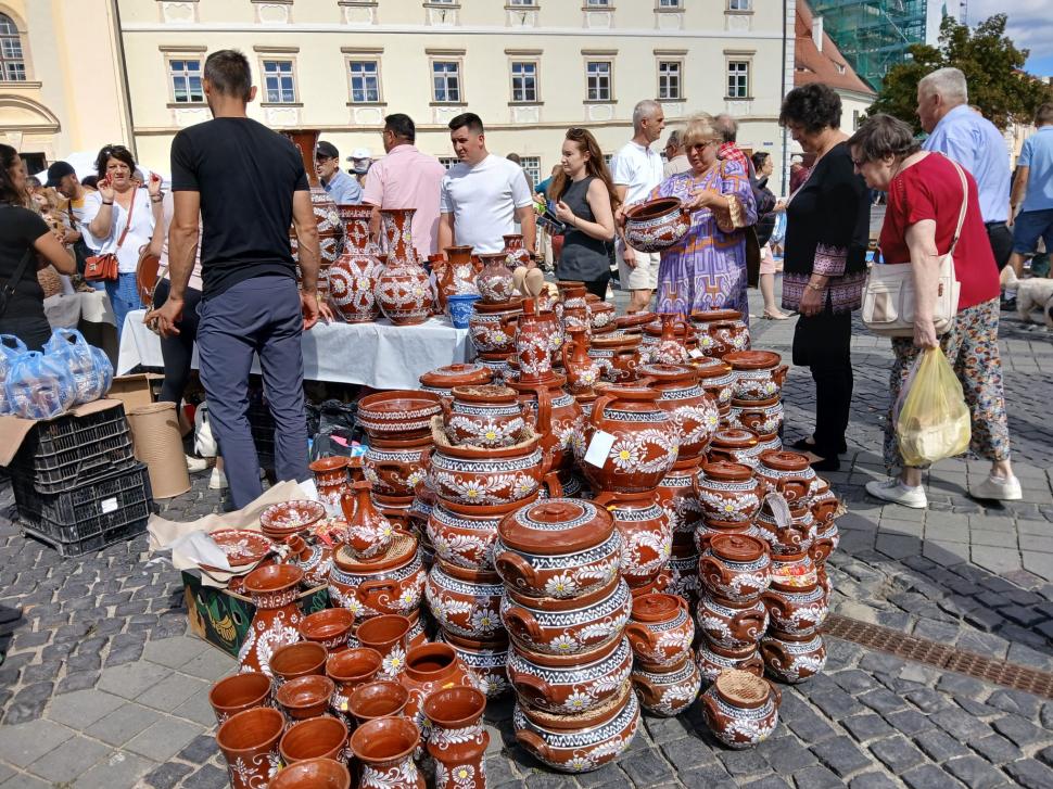 De 60 ani, toamna începe la Sibiu cu Târgul Olarilor. Meșteri olari din toată țara și-au expus creațiile în Piața Mare în acest weekend 1099615