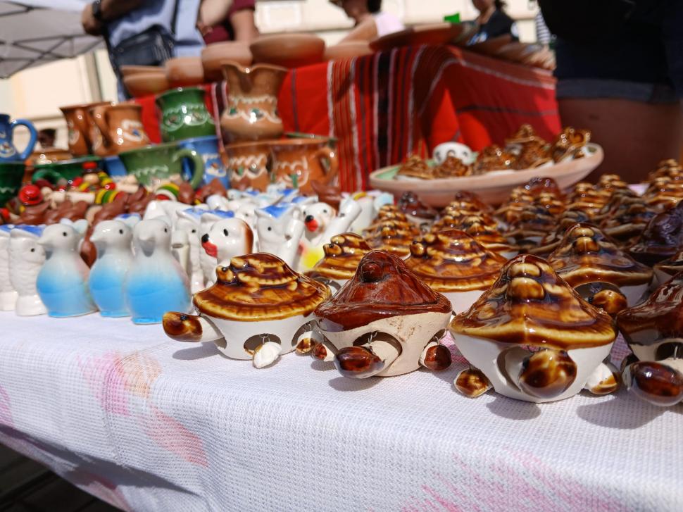 De 60 ani, toamna începe la Sibiu cu Târgul Olarilor. Meșteri olari din toată țara și-au expus creațiile în Piața Mare în acest weekend 1099620