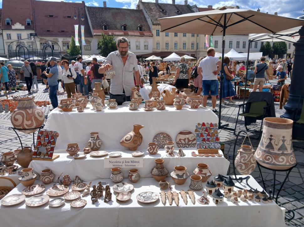 De 60 ani, toamna începe la Sibiu cu Târgul Olarilor. Meșteri olari din toată țara și-au expus creațiile în Piața Mare în acest weekend 1099624