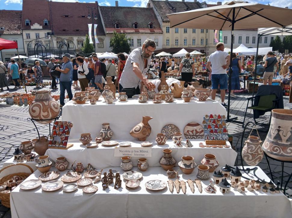 De 60 ani, toamna începe la Sibiu cu Târgul Olarilor. Meșteri olari din toată țara și-au expus creațiile în Piața Mare în acest weekend 1099625
