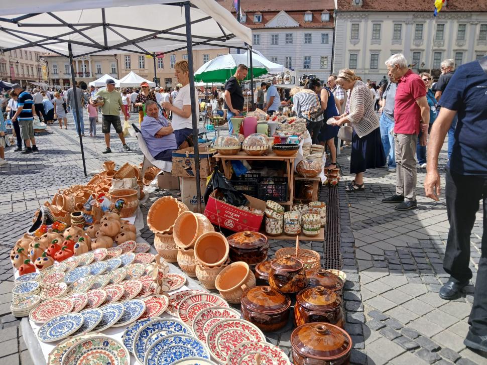 De 60 ani, toamna începe la Sibiu cu Târgul Olarilor. Meșteri olari din toată țara și-au expus creațiile în Piața Mare în acest weekend 1099626