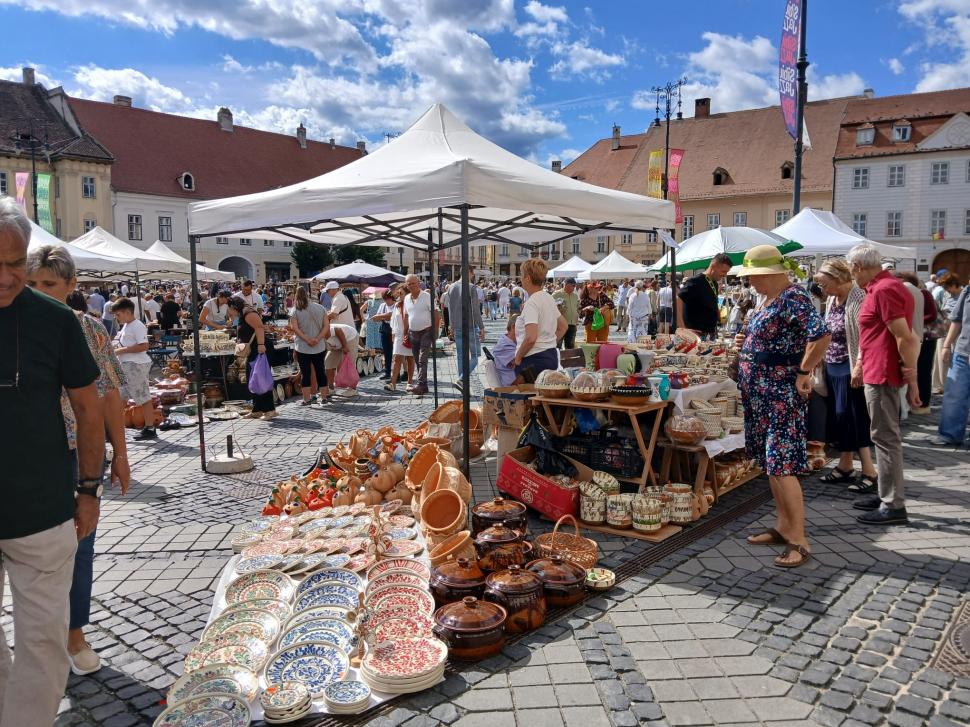 De 60 ani, toamna începe la Sibiu cu Târgul Olarilor. Meșteri olari din toată țara și-au expus creațiile în Piața Mare în acest weekend 1099627