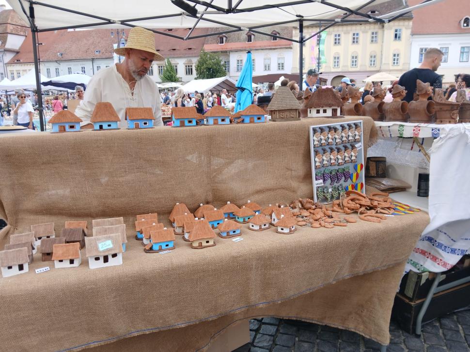 De 60 ani, toamna începe la Sibiu cu Târgul Olarilor. Meșteri olari din toată țara și-au expus creațiile în Piața Mare în acest weekend 1099632