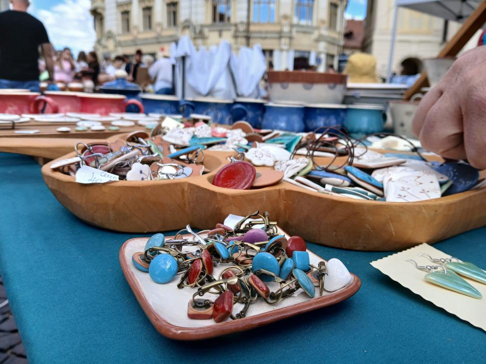 De 60 ani, toamna începe la Sibiu cu Târgul Olarilor. Meșteri olari din toată țara și-au expus creațiile în Piața Mare în acest weekend 1099634