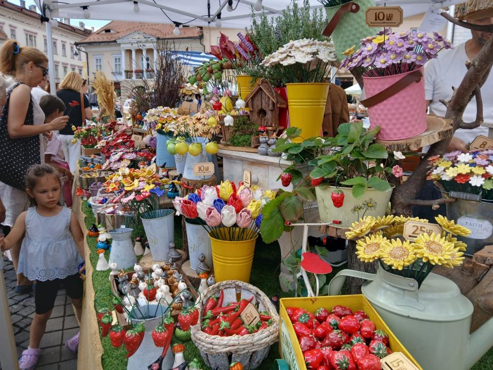 De 60 ani, toamna începe la Sibiu cu Târgul Olarilor. Meșteri olari din toată țara și-au expus creațiile în Piața Mare în acest weekend 1099635
