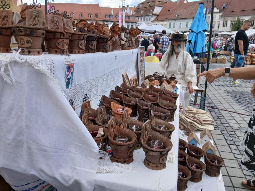 De 60 ani, toamna începe la Sibiu cu Târgul Olarilor. Meșteri olari din toată țara și-au expus creațiile în Piața Mare în acest weekend 1099637