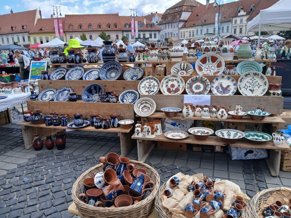 De 60 ani, toamna începe la Sibiu cu Târgul Olarilor. Meșteri olari din toată țara și-au expus creațiile în Piața Mare în acest weekend 1099638
