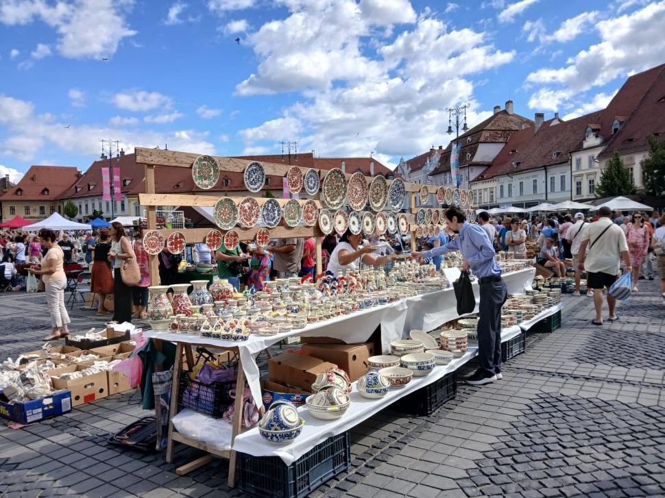 De 60 ani, toamna începe la Sibiu cu Târgul Olarilor. Meșteri olari din toată țara și-au expus creațiile în Piața Mare în acest weekend 1099641
