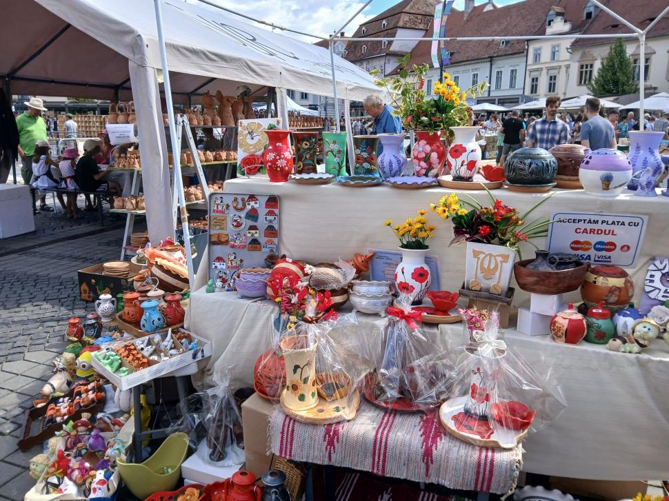 De 60 ani, toamna începe la Sibiu cu Târgul Olarilor. Meșteri olari din toată țara și-au expus creațiile în Piața Mare în acest weekend 1099643