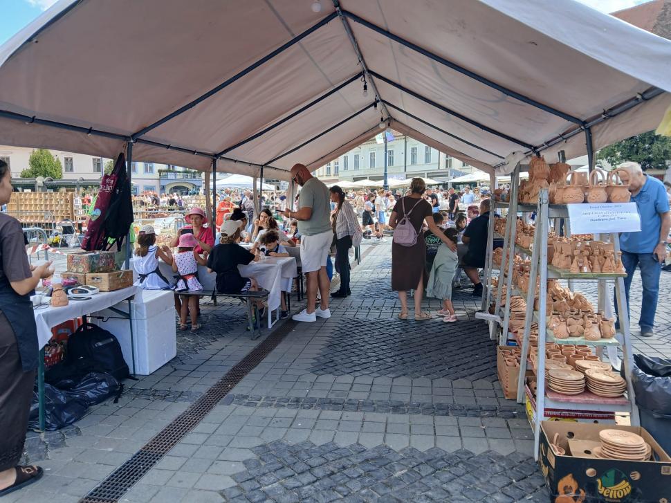De 60 ani, toamna începe la Sibiu cu Târgul Olarilor. Meșteri olari din toată țara și-au expus creațiile în Piața Mare în acest weekend 1099644
