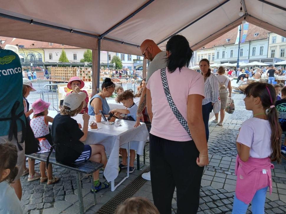 De 60 ani, toamna începe la Sibiu cu Târgul Olarilor. Meșteri olari din toată țara și-au expus creațiile în Piața Mare în acest weekend 1099647