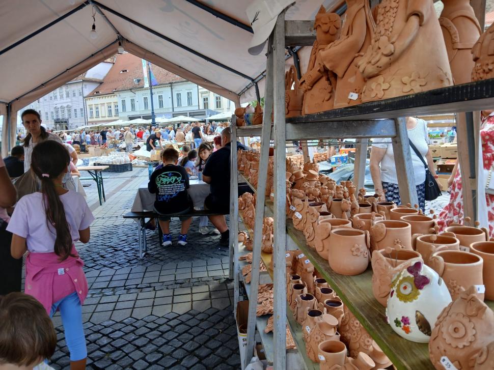 De 60 ani, toamna începe la Sibiu cu Târgul Olarilor. Meșteri olari din toată țara și-au expus creațiile în Piața Mare în acest weekend 1099648