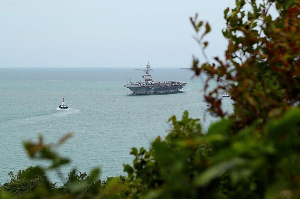 La cinci zile după ce a ajuns în Thailanda, portavionul USS Abraham Lincoln a părăsit portul de lângă Pattaya, cu destinaţia San Diego 1099558
