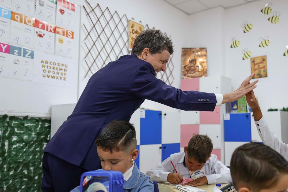 Nicușor Dan le-a pus o întrebare de matematică elevilor de la școala din Curcani. Apoi a povestit cum a fost prima lui zi de școală 1099774
