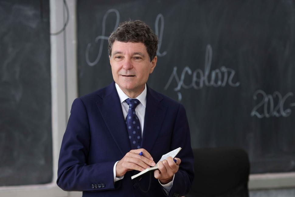 Nicușor Dan le-a pus o întrebare de matematică elevilor de la școala din Curcani. Apoi a povestit cum a fost prima lui zi de școală 1099775