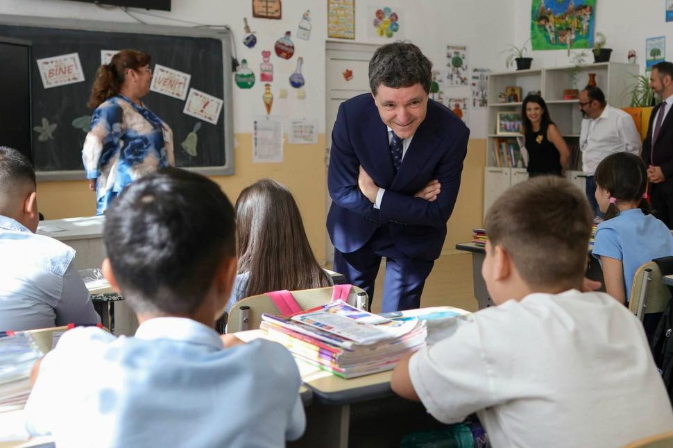 Nicușor Dan le-a pus o întrebare de matematică elevilor de la școala din Curcani. Apoi a povestit cum a fost prima lui zi de școală 1099783