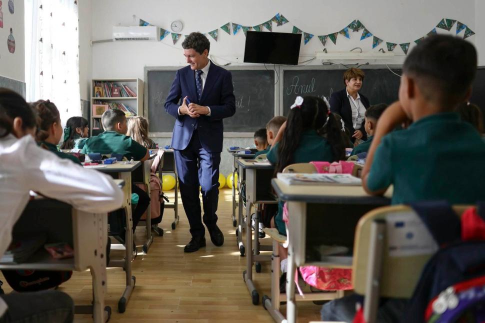 Nicușor Dan le-a pus o întrebare de matematică elevilor de la școala din Curcani. Apoi a povestit cum a fost prima lui zi de școală 1099784