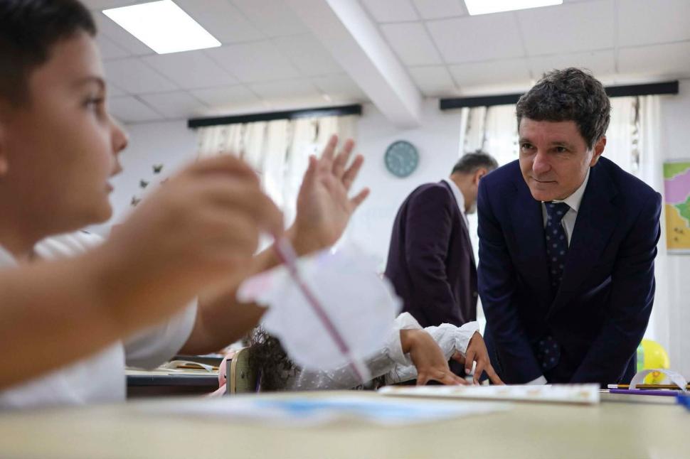 Nicușor Dan le-a pus o întrebare de matematică elevilor de la școala din Curcani. Apoi a povestit cum a fost prima lui zi de școală 1099786