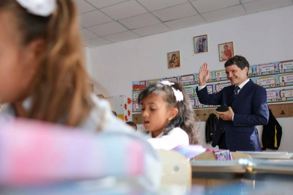 Nicușor Dan le-a pus o întrebare de matematică elevilor de la școala din Curcani. Apoi a povestit cum a fost prima lui zi de școală 1099787