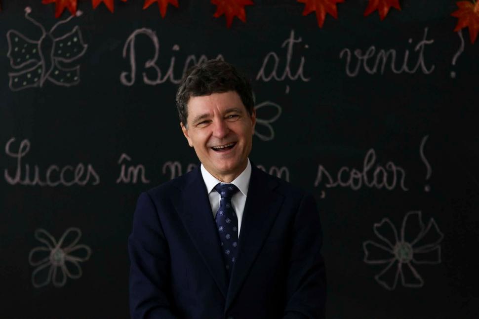 Nicușor Dan le-a pus o întrebare de matematică elevilor de la școala din Curcani. Apoi a povestit cum a fost prima lui zi de școală 1099788