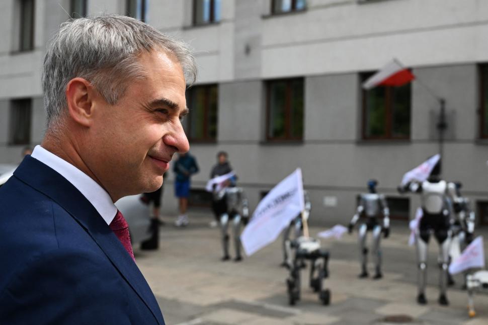 Roboţii au ieşit la protest cu pancarte şi lozinci, în Polonia. "Apărați locurile de muncă de Inteligenţa Artificială" 1099959