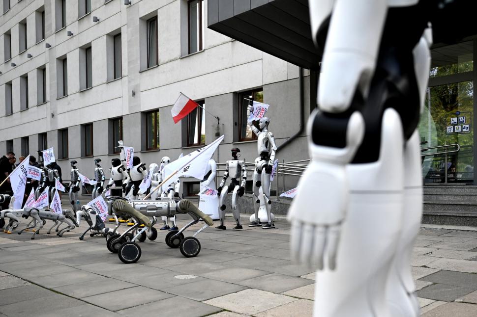 Roboţii au ieşit la protest cu pancarte şi lozinci, în Polonia. "Apărați locurile de muncă de Inteligenţa Artificială" 1099960