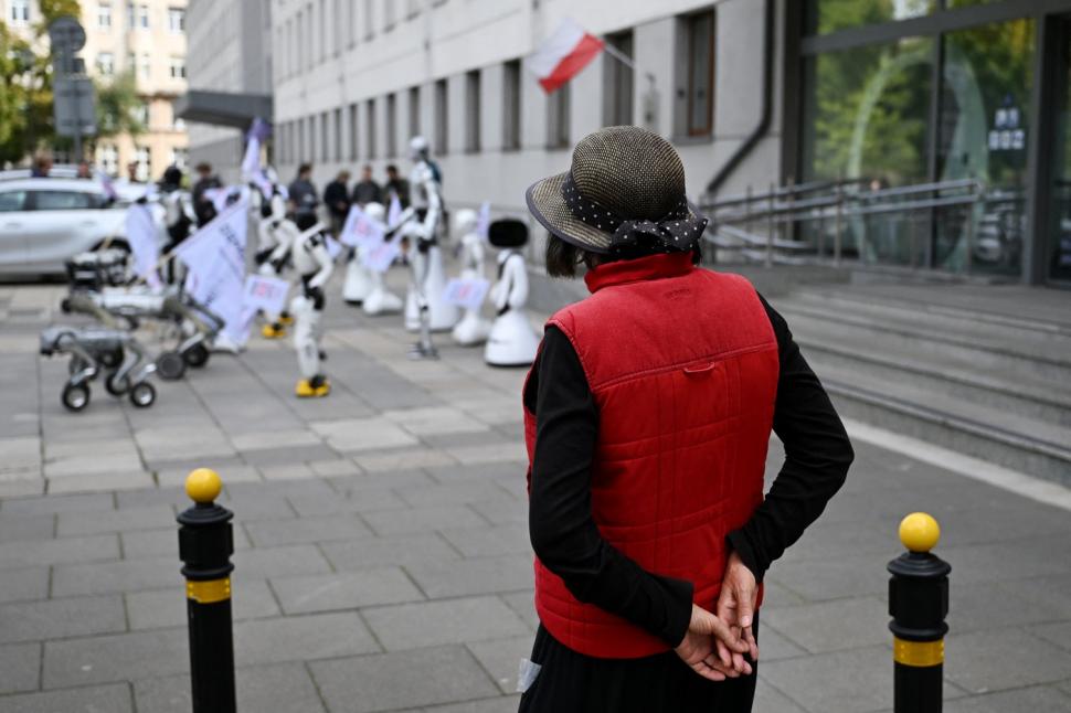 Roboţii au ieşit la protest cu pancarte şi lozinci, în Polonia. "Apărați locurile de muncă de Inteligenţa Artificială" 1099961