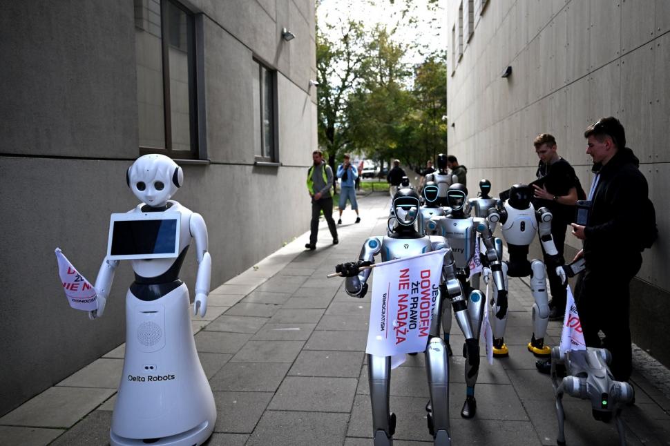 Roboţii au ieşit la protest cu pancarte şi lozinci, în Polonia. "Apărați locurile de muncă de Inteligenţa Artificială" 1099962