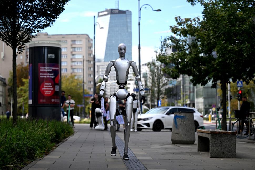 Roboţii au ieşit la protest cu pancarte şi lozinci, în Polonia. "Apărați locurile de muncă de Inteligenţa Artificială" 1099963